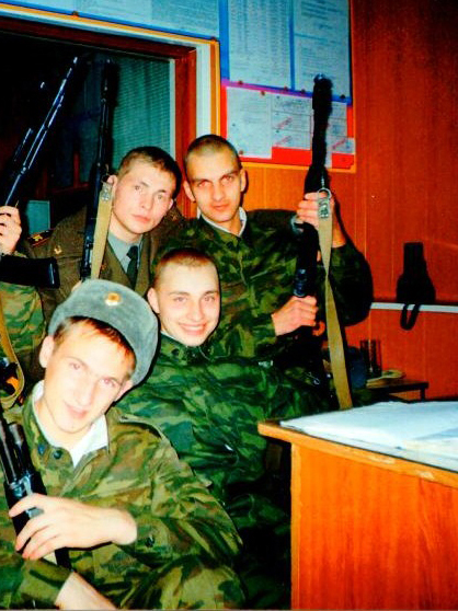 Андрей Сенин (первый справа на лево)