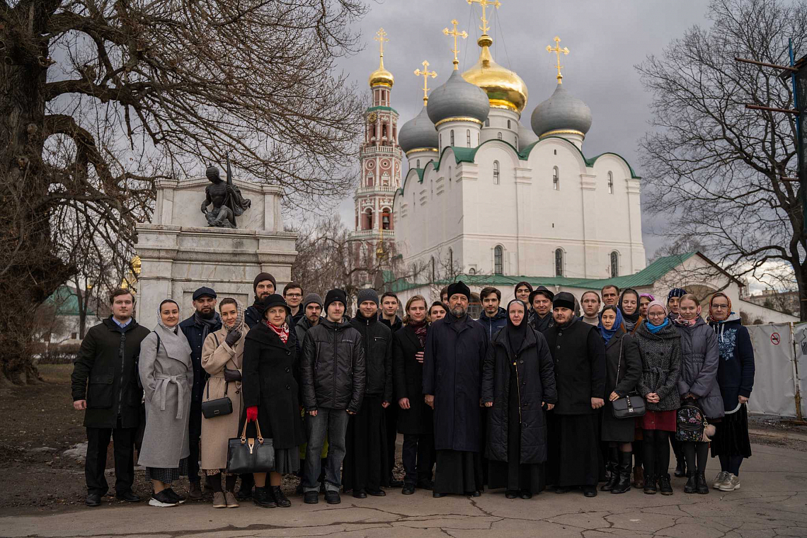 Студенты Сретенской семинарии посетили Новодевичий монастырь
